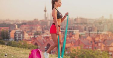 Femme utilisant un élastique fitness