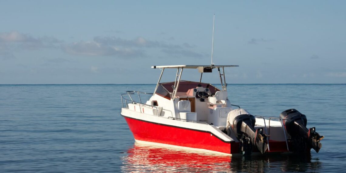 bateau à moteur d'occasion