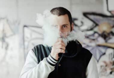 homme fumant une e cigarette