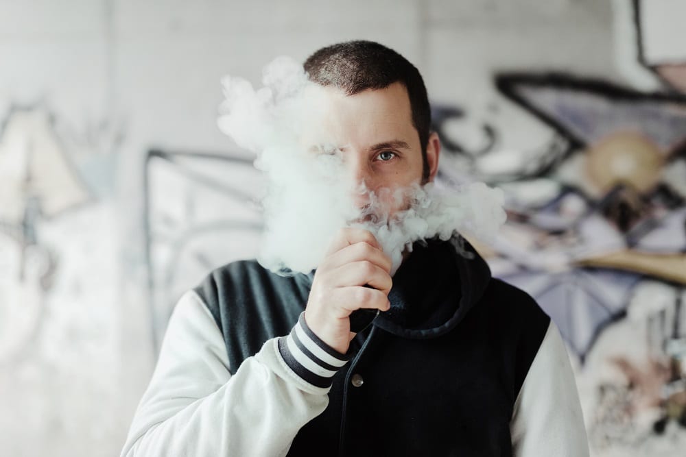 homme fumant une e cigarette