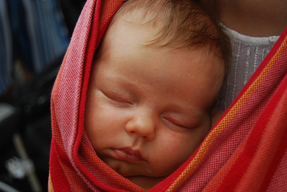 Comment mettre une écharpe de portage ? - Bio Bébé