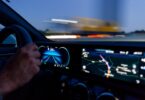 découvrez l'avenir de la mobilité avec la conduite autonome, une technologie révolutionnaire qui promet de transformer nos routes en rendant les trajets plus sûrs et plus efficaces. explorez comment les véhicules autonomes redéfinissent notre façon de voyager, en alliant innovation, confort et sécurité.